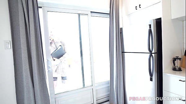 Pegas Productions – Baby Gold se fait ENcluer et Squirt en malade