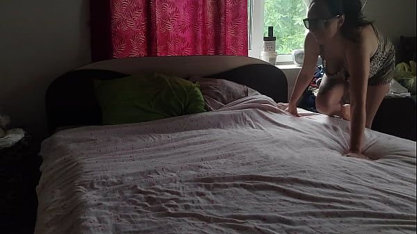 Curvy girl & her man – intimate mutual masturbation in rural bed