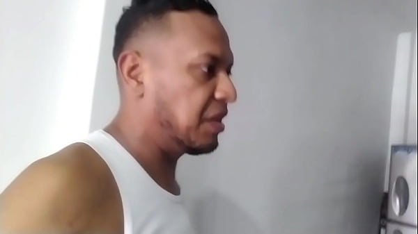 mientras voy caminando hacia la ducha me encuentro con mi hermanastro y de hacerme reír se me cae la toalla y quedo desnuda…
