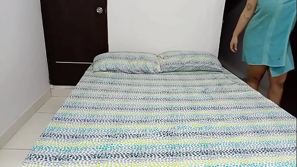 Mi Madrastra acepta jugar conmigo y por cada vez que pierda de debe quitar algo de su ropa…