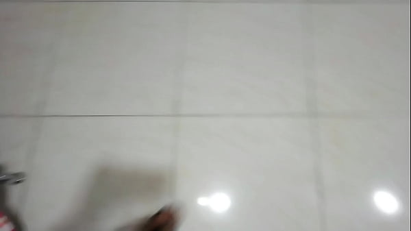 ayudo a mi hermanastra en su despertar y me le corro en su vagina