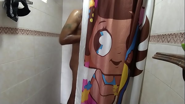 mi hermanastra esta en el sofá mientras la observo con su vestido corto, la seduzco y terminamos pasando un rato delicioso