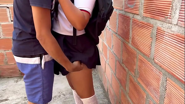 CULONA CACHONDA DE 18 AÑOS SE ESCAPA DE LA ESCUELA PARA QUE LE DESTROCEN EL COÑO EN UN LOTE ABANDONADO